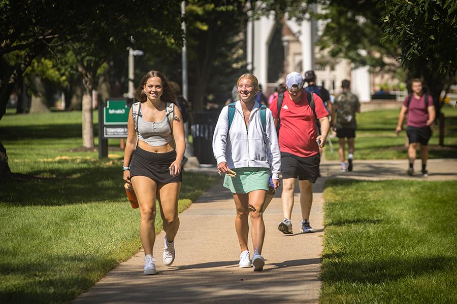 Northwest students cross the main campus in Maryville during the first day of fall classes in August. (Photo by Lauren Adams/<a href='http://s4i.5675n.com'>和记棋牌娱乐</a>)