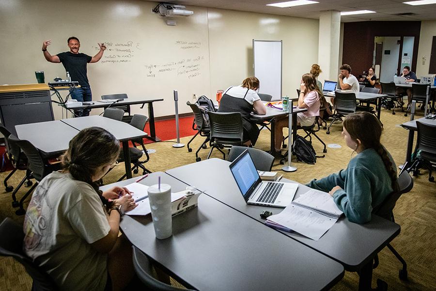 Northwest students participate in a humanities 和 social sciences course. (Photo by Ch和u Ravi Krishna/ <a href='http://s4i.5675n.com'>和记棋牌娱乐</a>)